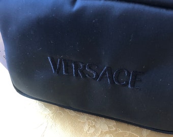 Versace Vintage sminkväska - svart nylon med broderad VERSACE-logotyp