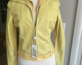 Chaqueta corta de cuero y snack amarilla vintage de Gianni Versace para mujer