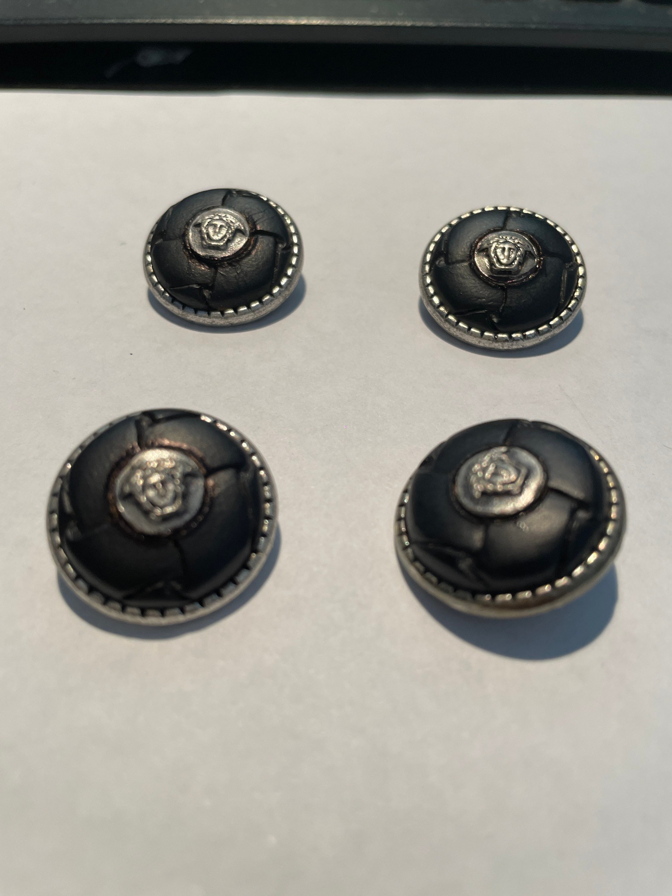 Bonde sur Sammenhængende Gianni Versace Vintage Set of 4 Leather Buttons With Silver - Etsy