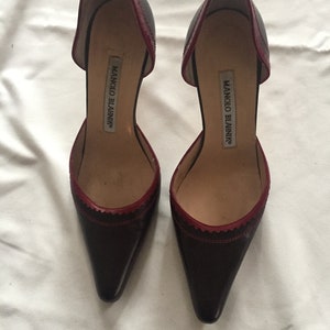 Manolo Blahnik  Pumps beautiful Aubergine color with REd stitching and leather applique