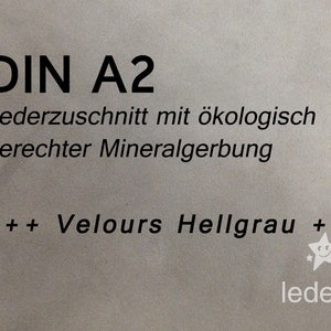 Könnte beinhalten: DIN A2 Lederzuschnitt mit ökologisch gerechter Mineralgerbung. Velours hellgrau.  lederlino.