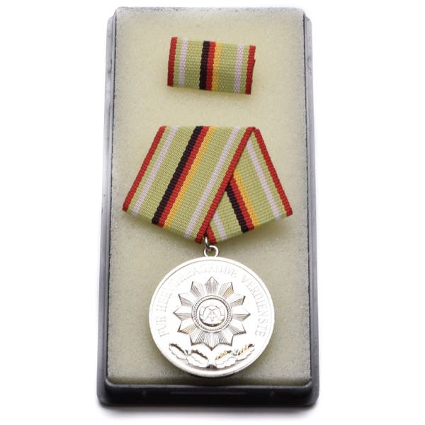 Oost-Duitse DDR Militaire Leger Zilveren Medaille of Bronzen Medailles met Ribbon Bar for Excellent Merit Award