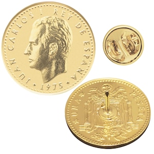 Pode incluir: Conjunto de moedas e alfinetes dourados. A moeda apresenta um perfil de homem e o texto "JUAN CARLOS I REY DE ESPANA 1975". O alfinete tem um design simples. A moeda na parte inferior tem o texto "UNA PESETA".