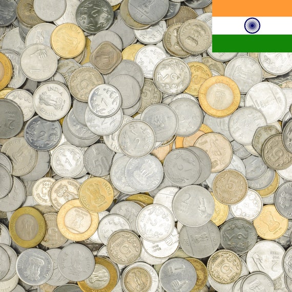 10 種類の異なるインドのコイン。インドの古い通貨: パイサ