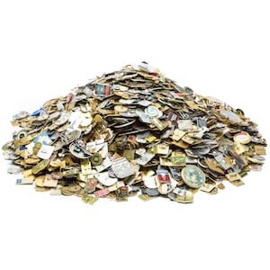 Pode incluir: Um grande monte de broches de esmalte vintage em várias cores, designs e tamanhos. Os broches são principalmente dourados, prateados e vermelhos, e apresentam uma variedade de imagens, incluindo animais, bandeiras e logotipos.