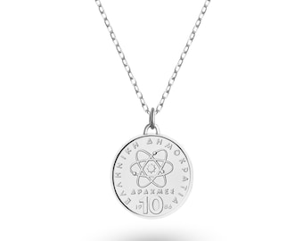 Pendentif médaillon en forme de pièce de 10 drachmes, Grèce authentique | Collier | Démocrite | Pièce porte-bonheur en argent rhodié | 1976 - 2000
