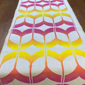 Sunrise Tulip Table Runner image 7