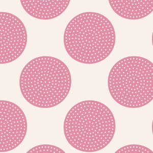 Może przedstawiać: Bezszwowy wzór z dużymi różowymi kołami wypełnionymi małymi białymi kropkami na kremowym tle. Wzór jest powtarzalny, tworząc atrakcyjną wizualnie i spójną teksturę.