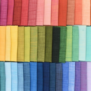 Peut inclure: Une collection d'échantillons de tissu rectangulaires disposés en grille, présentant un spectre de couleurs incluant des nuances de rose, rouge, orange, jaune, vert, bleu et violet. Chaque morceau de tissu présente un tissage horizontal fin.