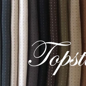 Könnte beinhalten: Stoffmuster in verschiedenen Farben, darunter Grau, Beige und Burgunderrot. Jedes Muster hat ein gepunktetes Muster und den Schriftzug "Topstitch" in Schreibschrift.