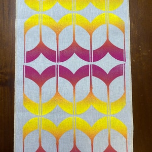 Sunrise Tulip Table Runner image 2