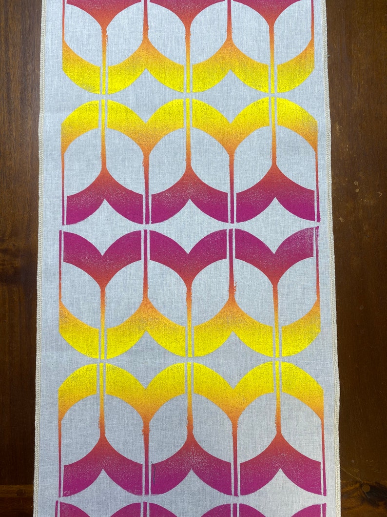 Sunrise Tulip Table Runner image 2