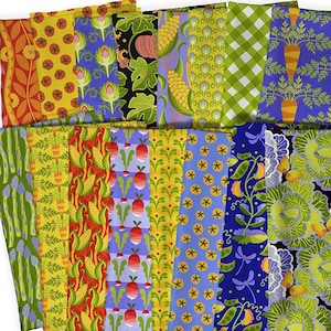 Puede incluir: Una colección de muestras de tela coloridas con varios patrones de vegetales y flores. Los diseños incluyen maíz, zanahorias, rábanos, alcachofas y flores estilizadas. La paleta de colores presenta tonos de verde, amarillo, azul y rojo, creando una estética vibrante.