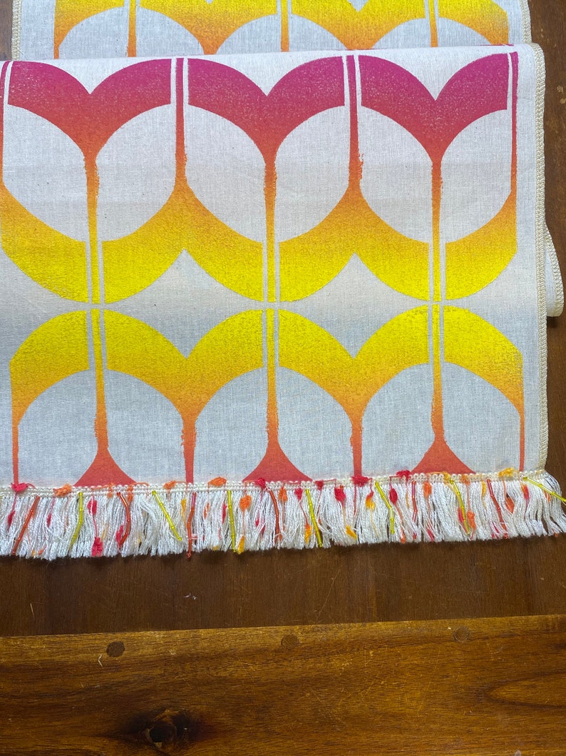 Sunrise Tulip Table Runner image 3