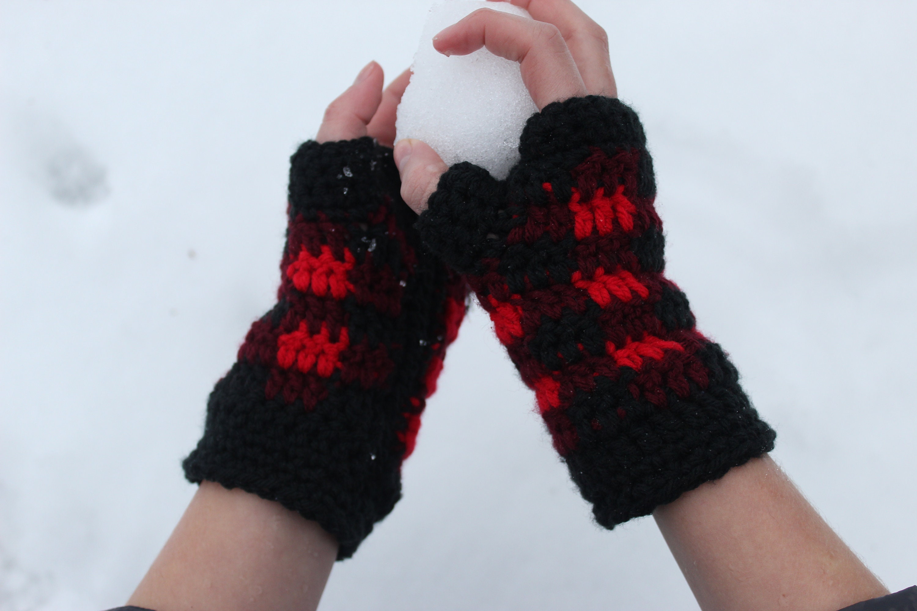 29 Victorian Fingerless Gloves Crochet Patterns to Add Elegant, Vintage Flair 23 Crochet Plaid Fingerless Gloves