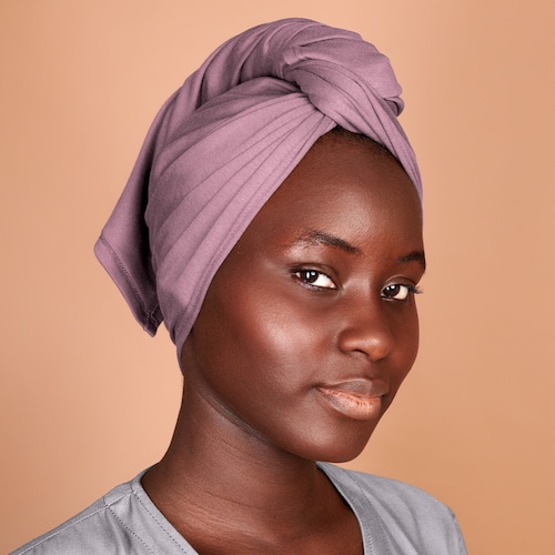 Lilas pastel, t-shirt avec une serviette enveloppante, cheveux bouclés