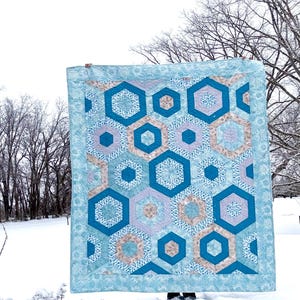Handgjord teal hexagon-quilt: Strandblå och neutrala färger Large Cut Quilt