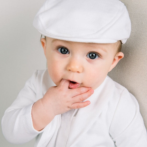 Casquette gavroche blanche « Miles » bébé garçon | Bonnets de baptême et de baptême pour bébé garçon | Casquette gavroche blanche en coton français | Casquette Gavroche Bénédiction bébé garçon