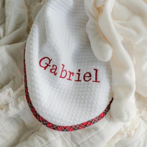 Broderad babyfilt | Röd rutig filt och quiltad bomull | Gabriel personlig filt