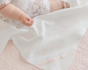 Baby Mädchen Taufdecke | Weiße Baumwollspitze, Stickerei nach Maß | Kollektion 'Melissa'