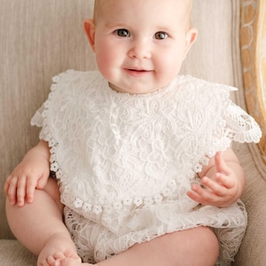 Bavoir en dentelle pour bébé fille « Lola » | Bavoir pour nouveau-né fille | Bavoirs de baptême et de baptême | Bavoirs en dentelle pour bébé fille | Bavoir en dentelle ivoire bébé fille