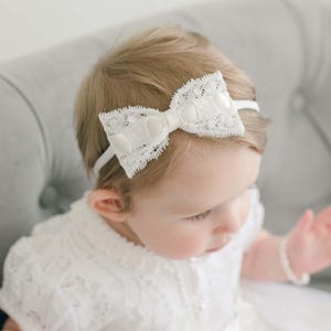 Baby Mädchen Spitzenstirnband &#39;Aria&#39; | Baby-Mädchen Stirnbänder | Tauf- & Taufstirnbänder | Weißes Spitzen Babystirnband - Aria