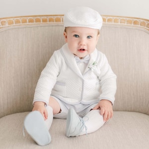 Terno curto Harrison de 3 peças para bebês meninos | Algodão branco com detalhes em linho azul | Terno para bebê menino | Inclui jaqueta, shorts e body