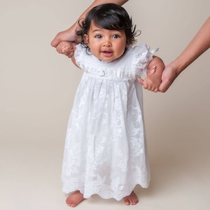 VERKAUF | Blessing Kleid Baby-Mädchen &#39;Louisa White&#39; | Mädchen Spitze Taufkleid & Taufkleid | Baby-Mädchen-weißes Spitzen-Kleid | SCHLUSSVERKAUF