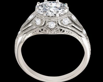 Puede incluir: Un anillo de compromiso de plata con una piedra central grande, redonda y transparente, rodeada de piedras más pequeñas y transparentes engastadas en un diseño de filigrana.
