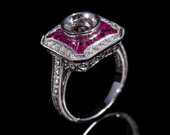 Puede incluir: Un anillo de plata con un engaste cuadrado que presenta una piedra central grande rodeada de piedras rosadas más pequeñas y diamantes.