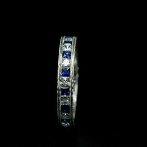 Art Deco Eternity Ehering/ 18 K Gold Echter französischer Schliff Blauer Saphir Diamant Ehering/ Graviertes Stapelband/ Größe 5 oder 7,00