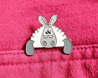 Peeping sheep! - Enamel pin, cute pin badge, Sheep gift, Fun pin badge, Yarn lover gift, Wool lover