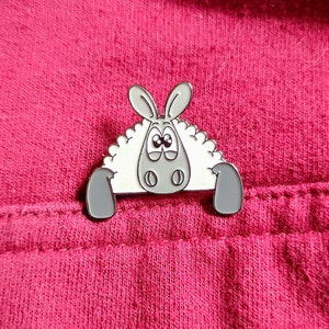 Peeping sheep! - Enamel pin, cute pin badge, Sheep gift, Fun pin badge, Yarn lover gift, Wool lover