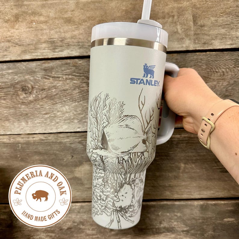 Ocean Tumbler, gegraveerde beker met handvat, ideaal voor oceaanliefhebbers, aquarianen, liefhebbers van zeedieren, strandvakantiebekers, kwallen, oceaanlandschap en koraalriffen. afbeelding 3