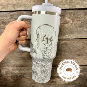 Ocean Tumbler, gegraveerde beker met handvat, ideaal voor oceaanliefhebbers, aquarianen, liefhebbers van zeedieren, strandvakantiebekers, kwallen, oceaanlandschap en koraalriffen. afbeelding 5