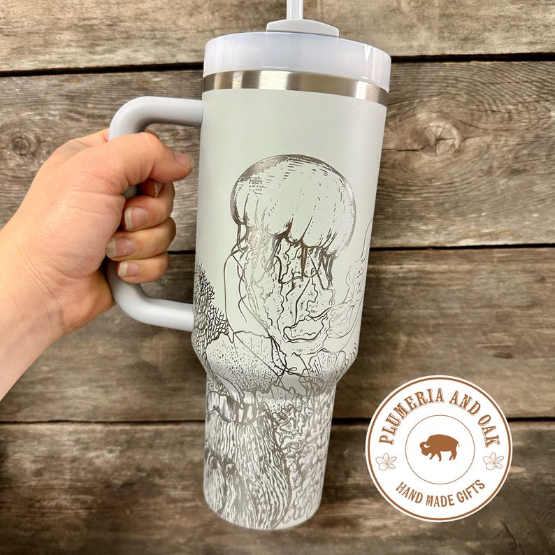 Ocean Tumbler, gegraveerde beker met handvat, ideaal voor oceaanliefhebbers, aquarianen, liefhebbers van zeedieren, strandvakantiebekers, kwallen, oceaanlandschap en koraalriffen. afbeelding 5