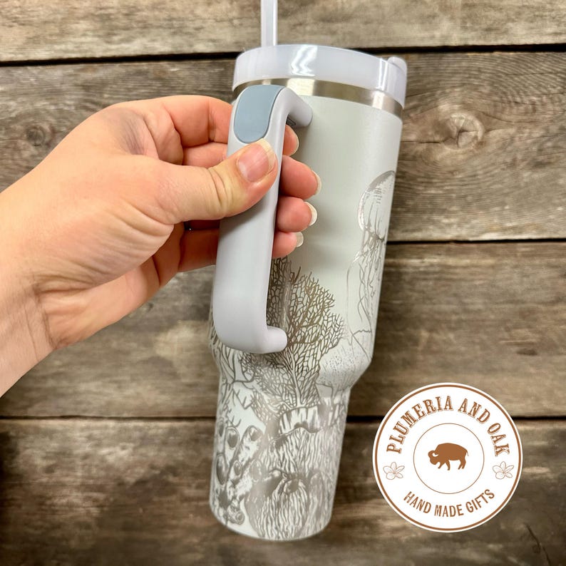Ocean Tumbler, gegraveerde beker met handvat, ideaal voor oceaanliefhebbers, aquarianen, liefhebbers van zeedieren, strandvakantiebekers, kwallen, oceaanlandschap en koraalriffen. afbeelding 6