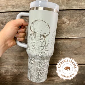 Ocean Tumbler, gegraveerde beker met handvat, ideaal voor oceaanliefhebbers, aquarianen, liefhebbers van zeedieren, strandvakantiebekers, kwallen, oceaanlandschap en koraalriffen. afbeelding 4
