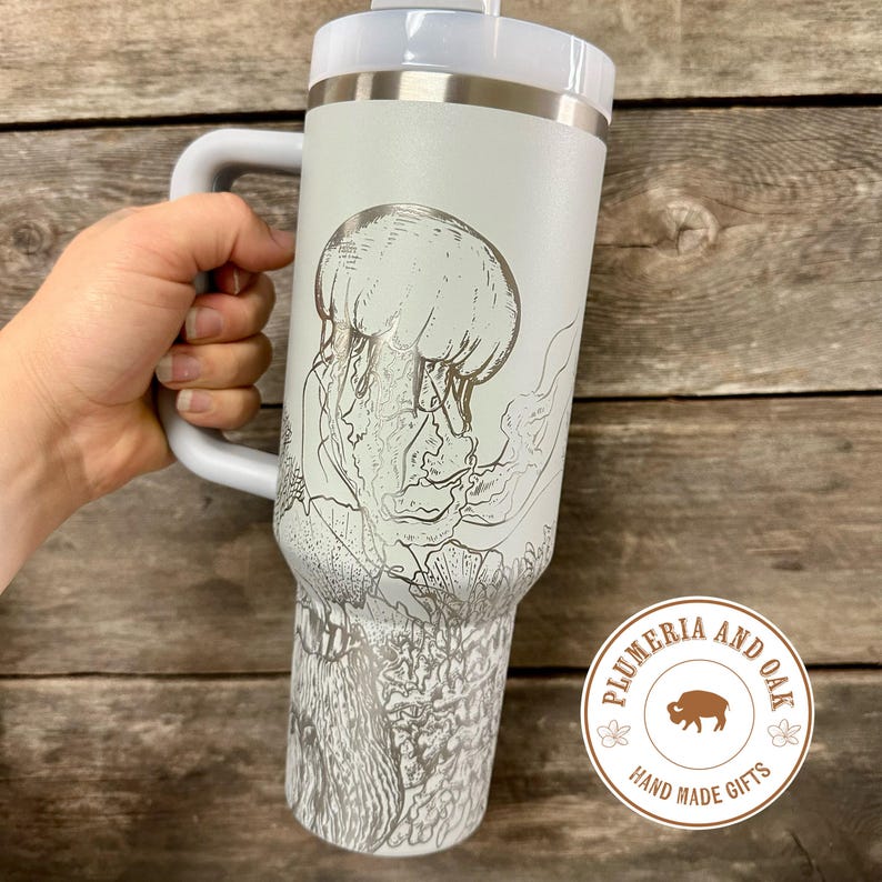 Ocean Tumbler, gegraveerde beker met handvat, ideaal voor oceaanliefhebbers, aquarianen, liefhebbers van zeedieren, strandvakantiebekers, kwallen, oceaanlandschap en koraalriffen. afbeelding 4