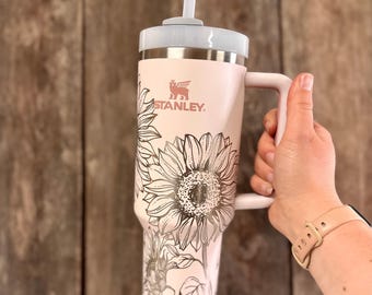 Bicchiere a forma di girasole, bicchiere inciso, post-parto, festa della mamma, regalo per gli amanti dei girasoli, bicchiere da 40 once con manico, tazza personalizzata con girasole