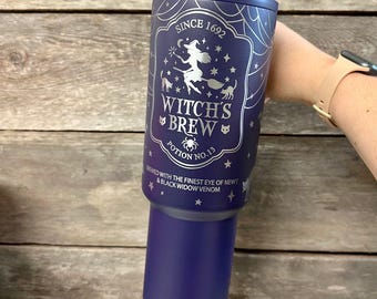 Hexengebräu Becher, Gravurbecher, Halloween Tasse, gruseliges Dekor, witchy Becher, Spinnennetz Tasse, fliegende Hexe, gruselige Fledermaus, schwarze Katze Tasse