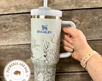 Ocean Tumbler, Gravierter Becher mit Griff, Meeresliebhaber, Aquarist, Meerleben Geschenk, Strandurlaub Tasse, Qualle, Ozeanlandschaft, Korallenriff