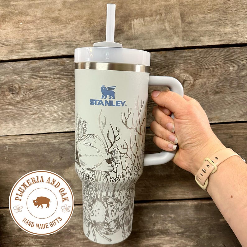 Ocean Tumbler, gegraveerde beker met handvat, ideaal voor oceaanliefhebbers, aquarianen, liefhebbers van zeedieren, strandvakantiebekers, kwallen, oceaanlandschap en koraalriffen. afbeelding 1