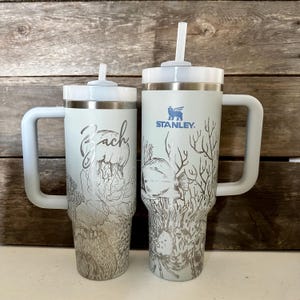 Ocean Tumbler, gegraveerde beker met handvat, ideaal voor oceaanliefhebbers, aquarianen, liefhebbers van zeedieren, strandvakantiebekers, kwallen, oceaanlandschap en koraalriffen. afbeelding 2