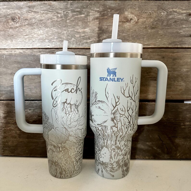 Ocean Tumbler, gegraveerde beker met handvat, ideaal voor oceaanliefhebbers, aquarianen, liefhebbers van zeedieren, strandvakantiebekers, kwallen, oceaanlandschap en koraalriffen. afbeelding 2