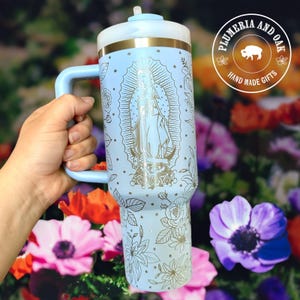 Vaso de la Virgen de Guadalupe, Vaso Grabado, Virgen de Guadalupe, Regalo de la Virgen María, Floral Mexicano, Taza de Rosa Latina, Cafecito y Chisme