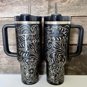 Gravurbecher, 40 Unzen mit Griff, westliche Tasse, punzierter Lederbecher, personalisiertes Kaffeegeschenk, individuelle Wasserflasche, Südwestdekor