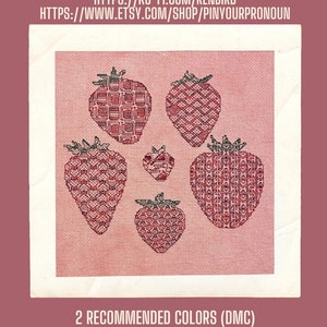 Puede incluir: Un patrón de punto de cruz digital que presenta cinco fresas en estilo blackwork. El patrón está disponible para descargar e incluye dos colores DMC recomendados. El texto "STRAWBERRY BLACKWORK" está en la parte superior de la imagen, seguido de dos direcciones de sitios web.