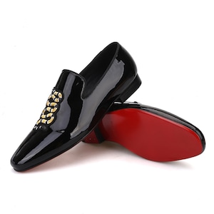 Mocasín de charol negro bordado