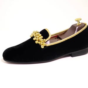 Mocasín Merlutti de terciopelo negro con cuentas doradas